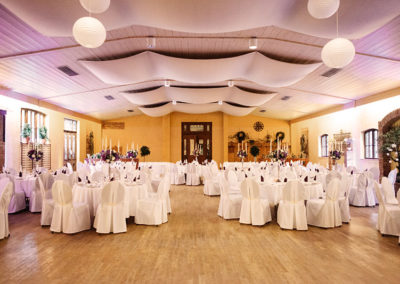 Hochzeitsstadl mit weißen Stühlen